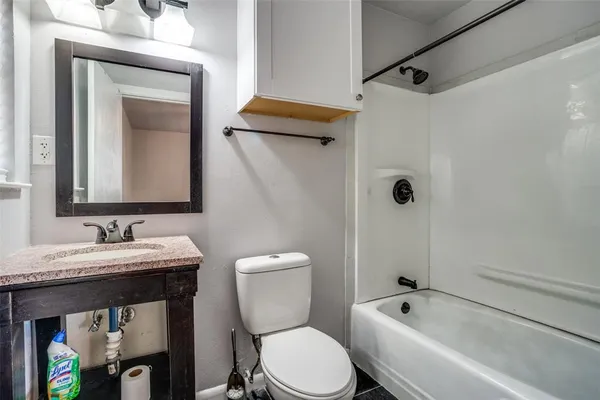 $2,000 | 266 West Fulton Street, Van Alstyne, TX 75495