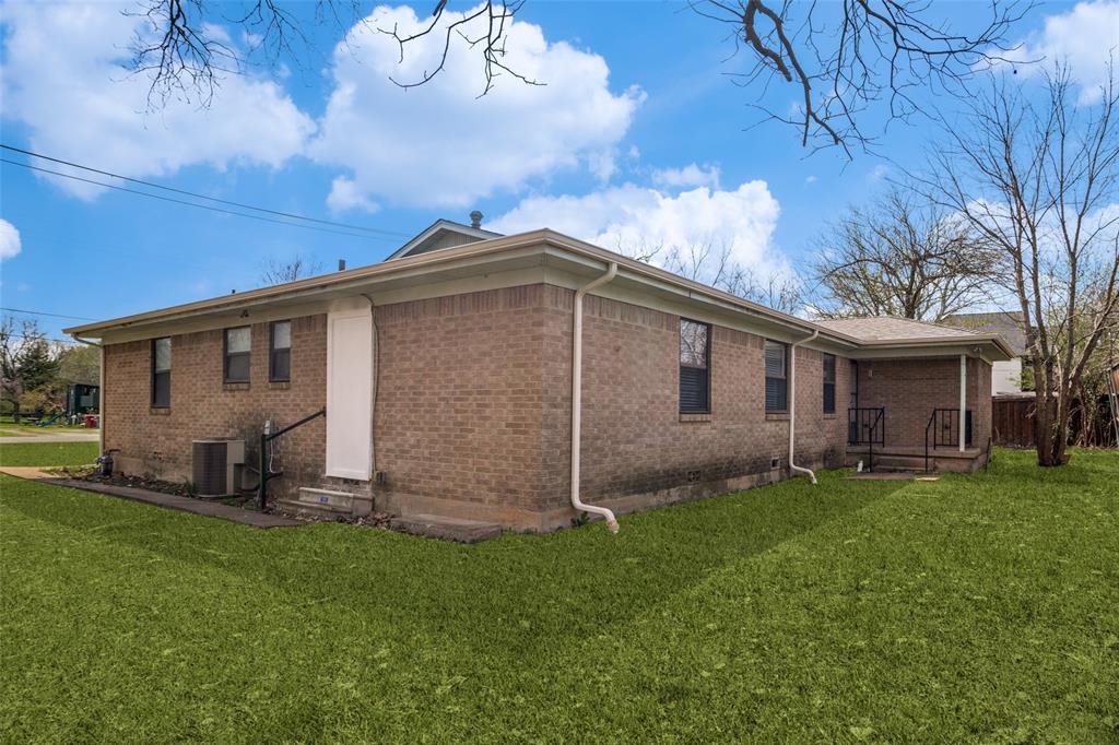 266 West Fulton Street Van Alstyne, TX 75495 - Photo 12 of 13 a backyard of a house with table and chairs