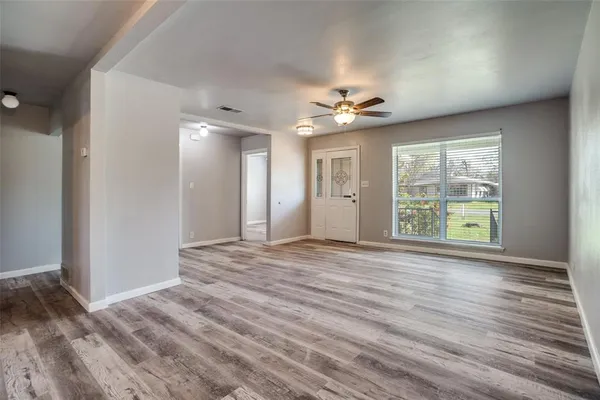 $2,000 | 266 West Fulton Street, Van Alstyne, TX 75495
