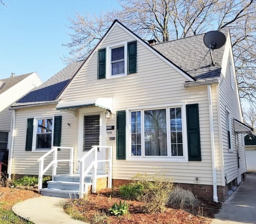 Bungalow featuring a shingled roof