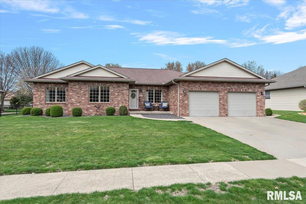 29 Elizabeth Place Jacksonville, IL 62650 - Photo 1 of 56