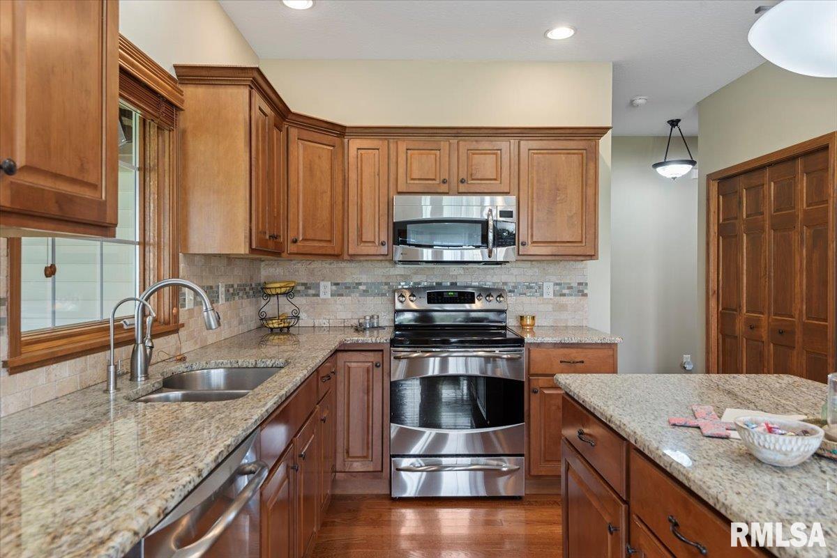 29 Elizabeth Place Jacksonville, IL 62650 - Photo 14 of 56