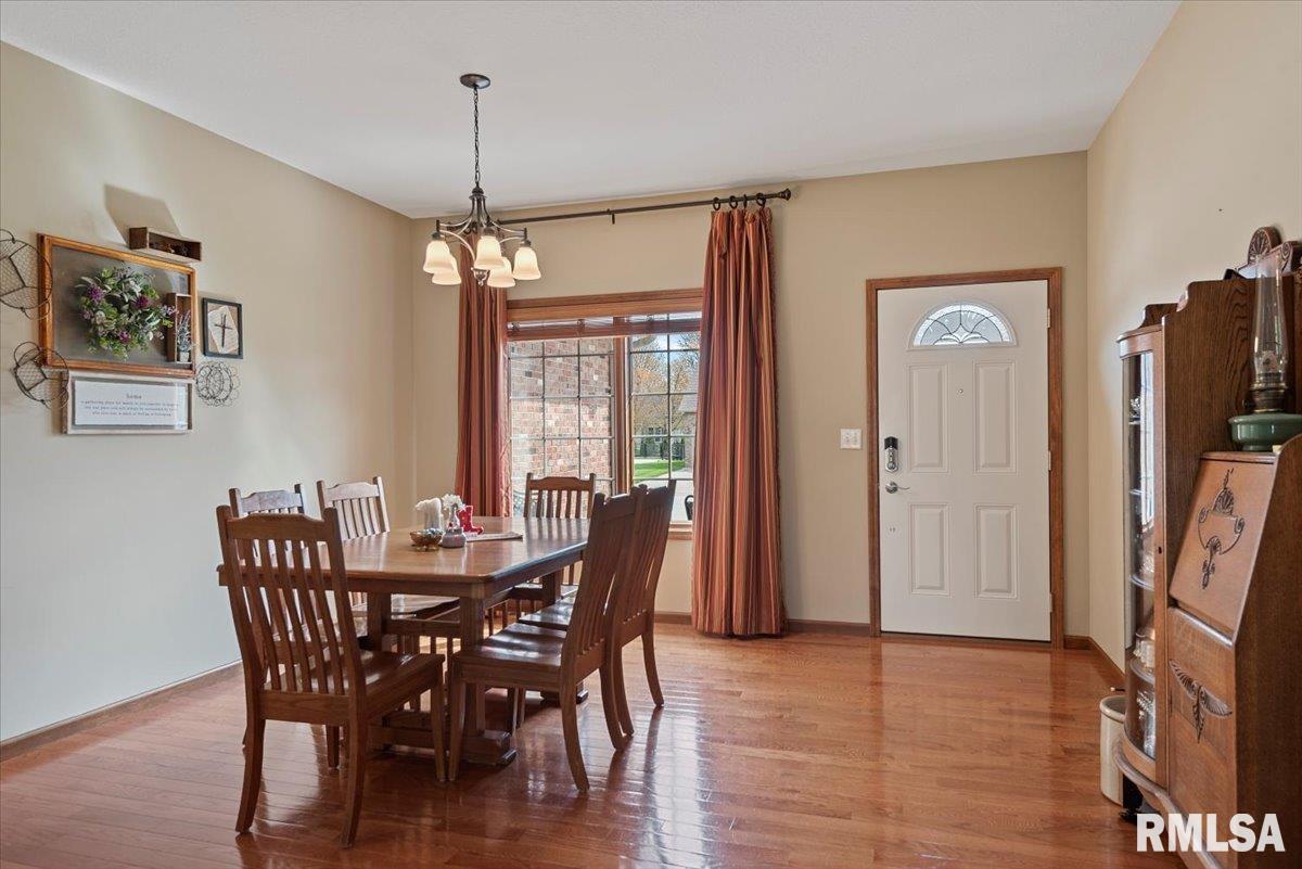 29 Elizabeth Place Jacksonville, IL 62650 - Photo 2 of 56