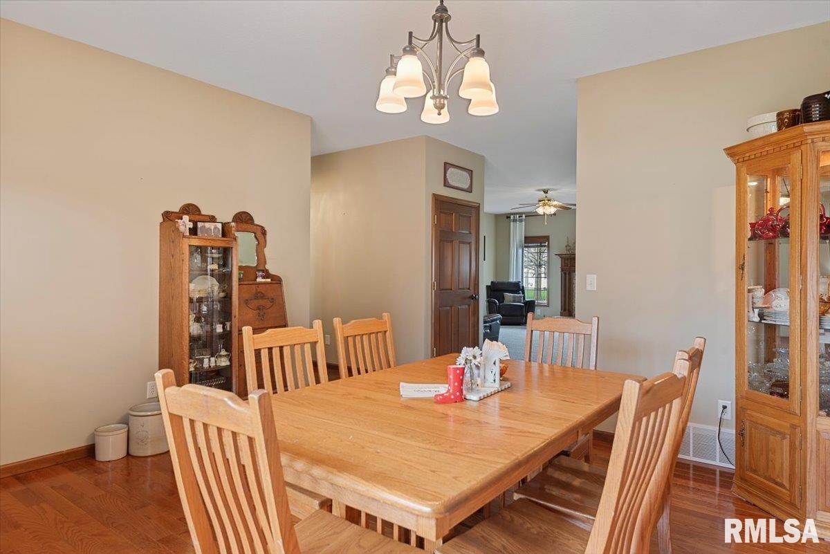 29 Elizabeth Place Jacksonville, IL 62650 - Photo 4 of 56