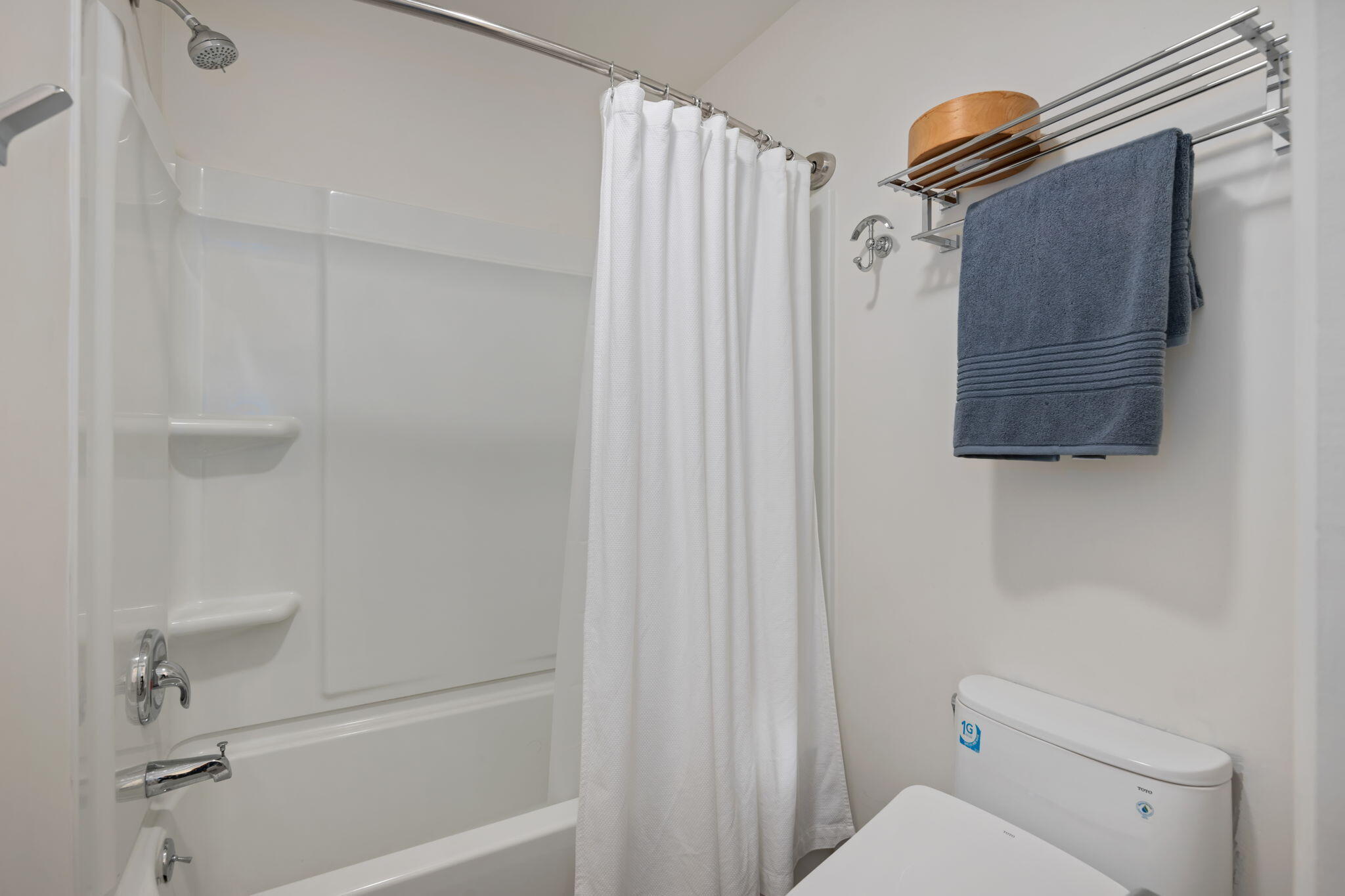 41 Dearborn Place, Unit 77 Goleta, CA 93117 - Photo 15 of 19 Bathroom