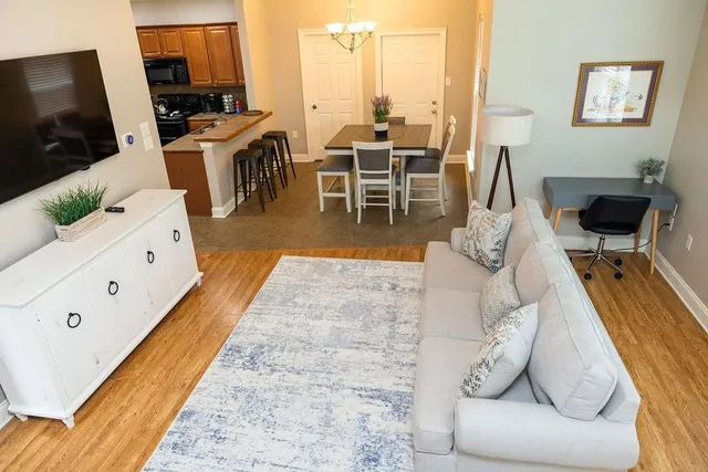 $2,300 | 7300 Burbank Drive, Baton Rouge, LA 70820