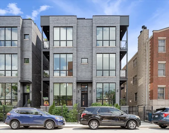 $899,900 | 1541 West Pearson Street, Unit 1, Chicago, IL 60642