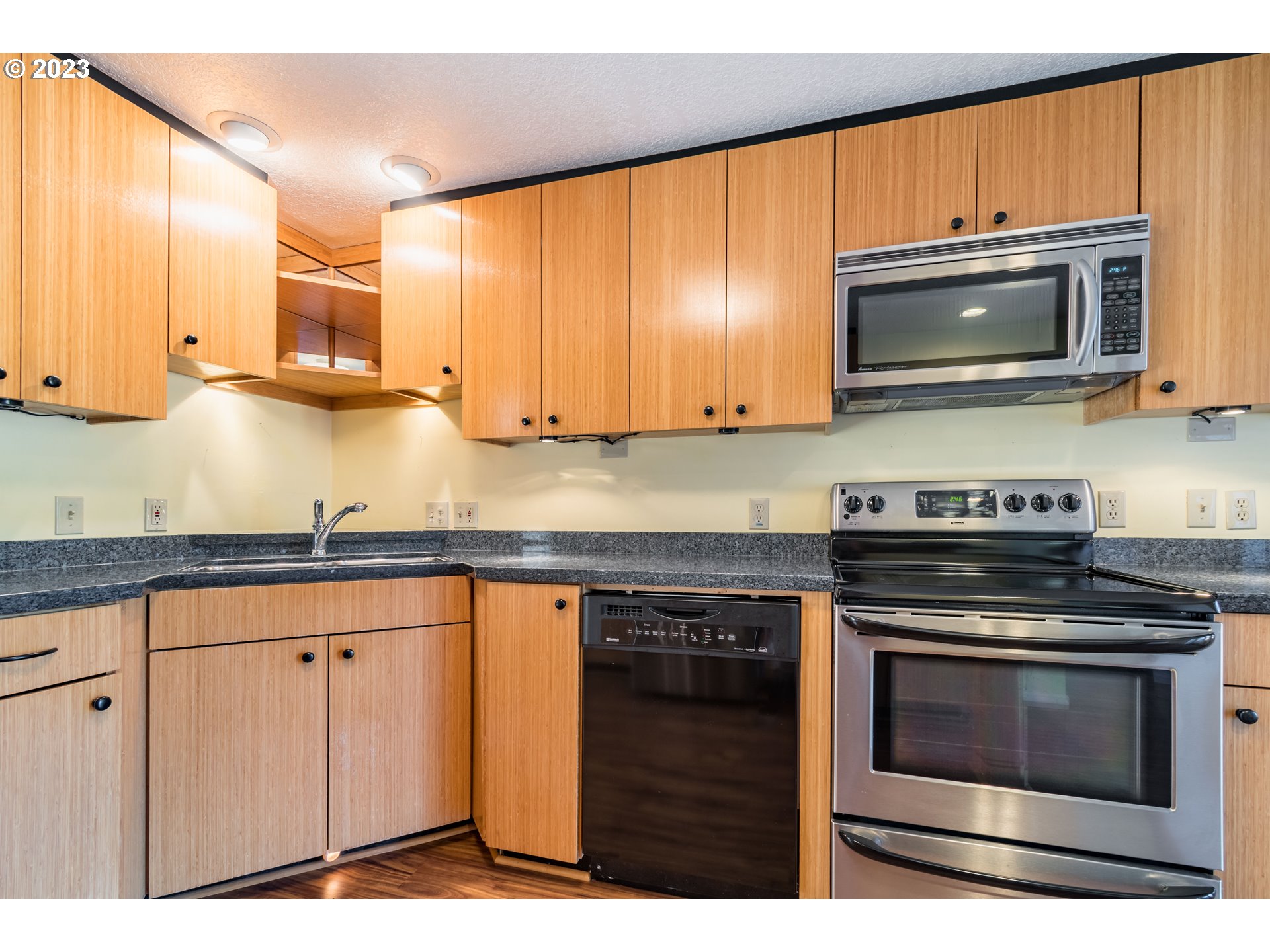 4029 Dillard Road Eugene, OR 97405 - Photo 12 of 47 Gallery Image 12
