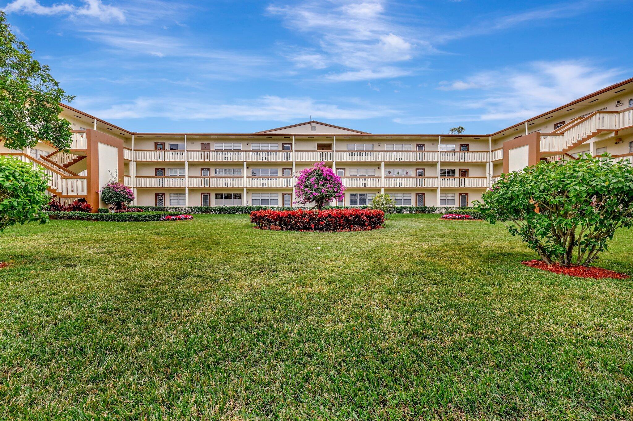 200 Mansfield East Boca Raton, FL 33434 - Photo 21 of 51 Courtyard