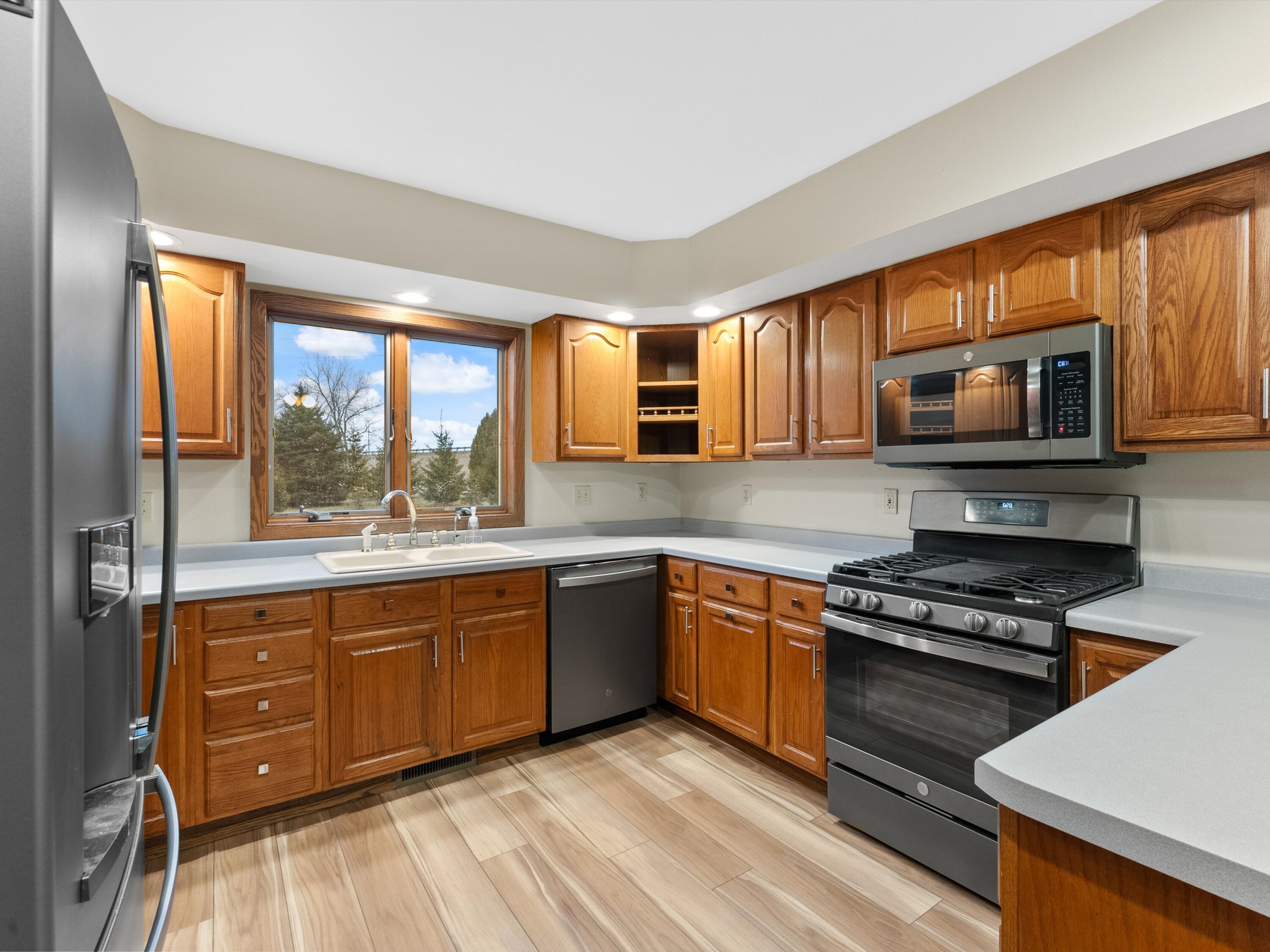1230 North Parkview Road Manitowoc, WI 54220 - Photo 9 of 32 Kitchen