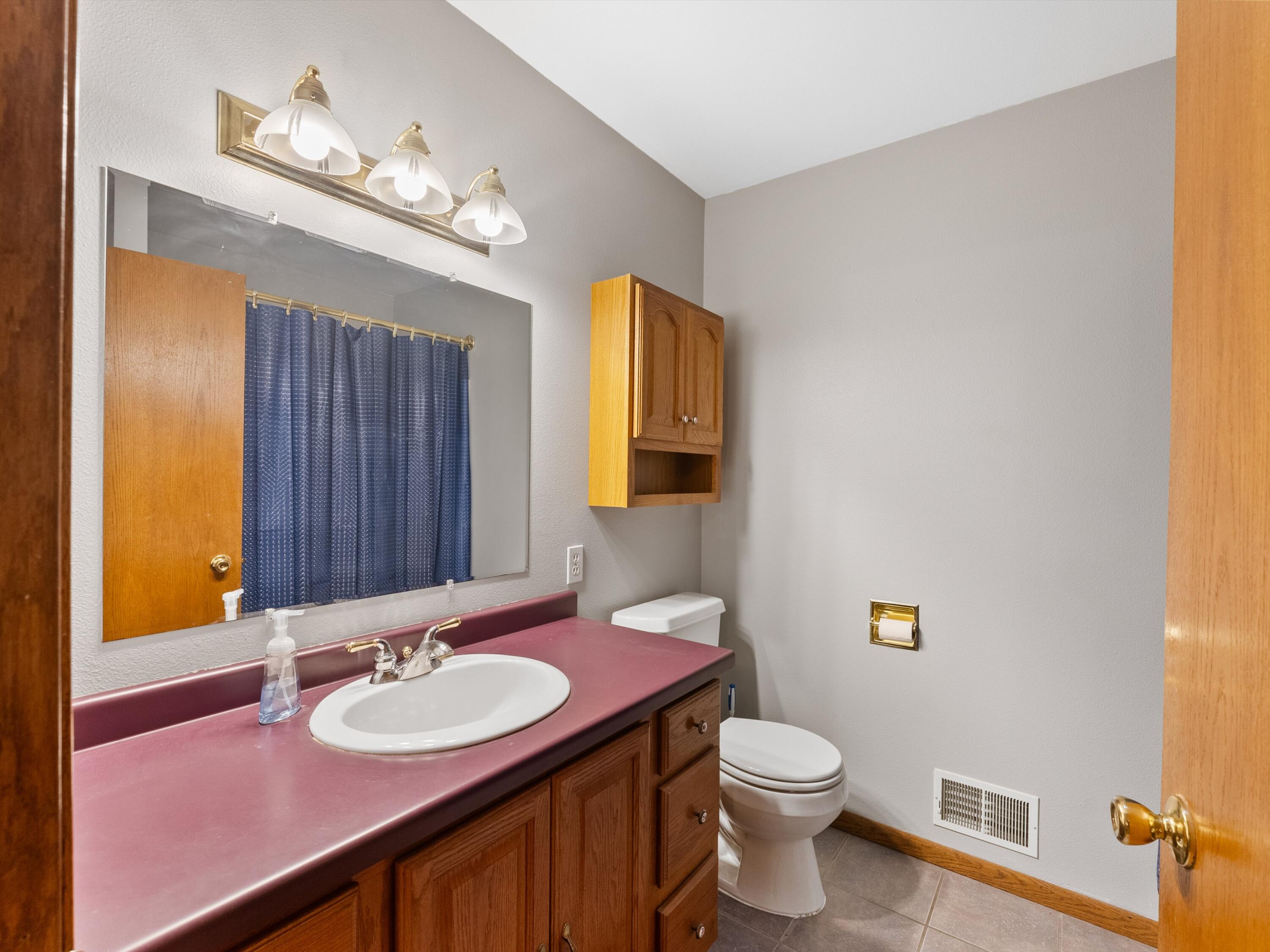 1230 North Parkview Road Manitowoc, WI 54220 - Photo 14 of 32 Full Bath on Main