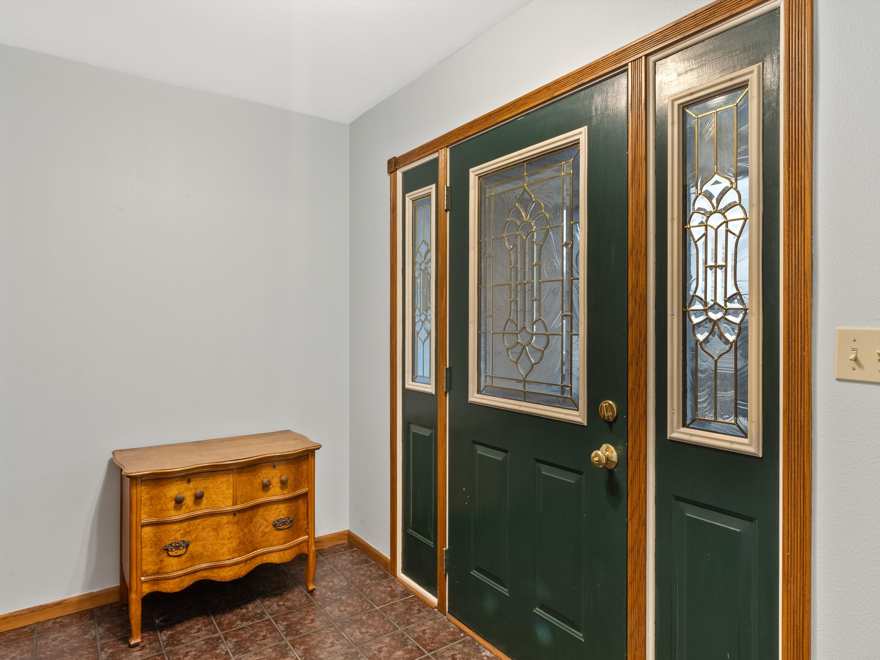 1230 North Parkview Road Manitowoc, WI 54220 - Photo 4 of 32 Entry