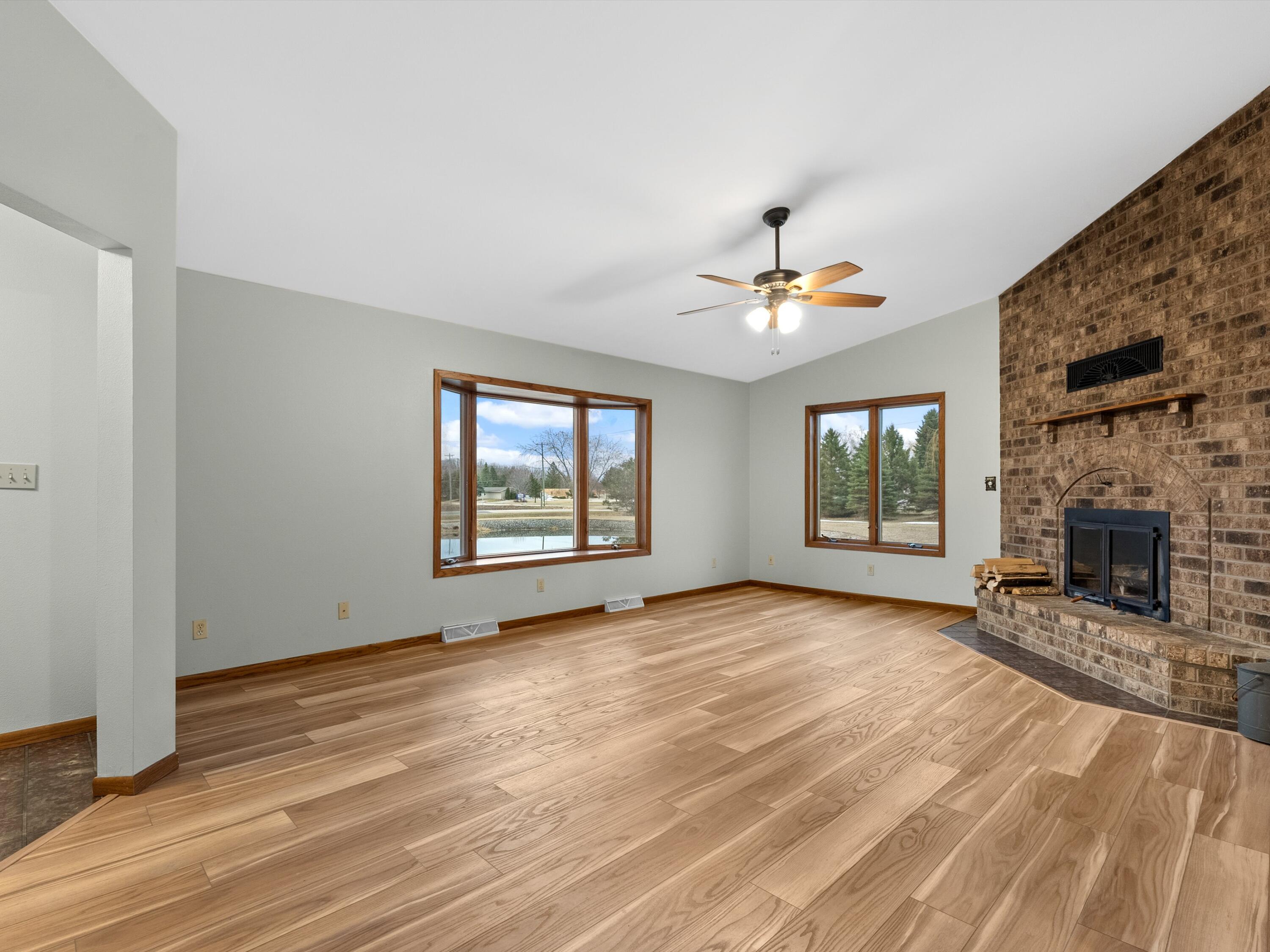 1230 North Parkview Road Manitowoc, WI 54220 - Photo 5 of 32 Living