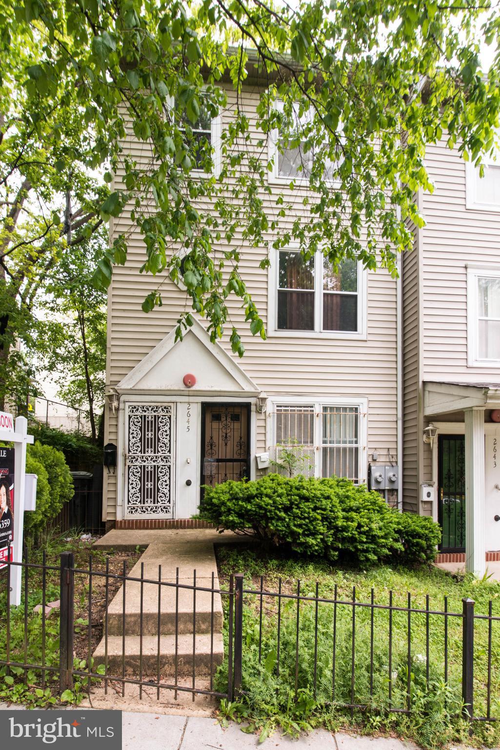 Great end unit 3 Bedroom TH w/private backyard!