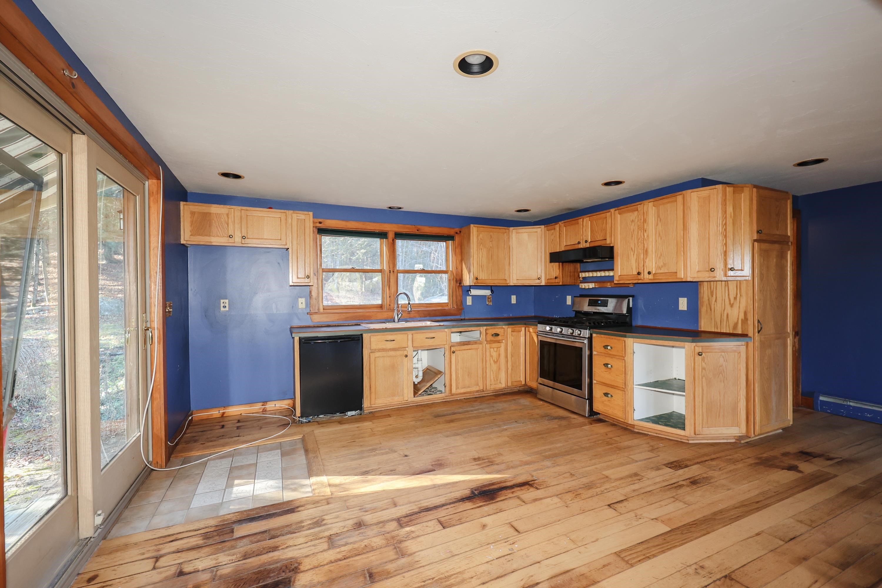 18 Critchett Road Raymond, NH 03077 - Photo 3 of 40
