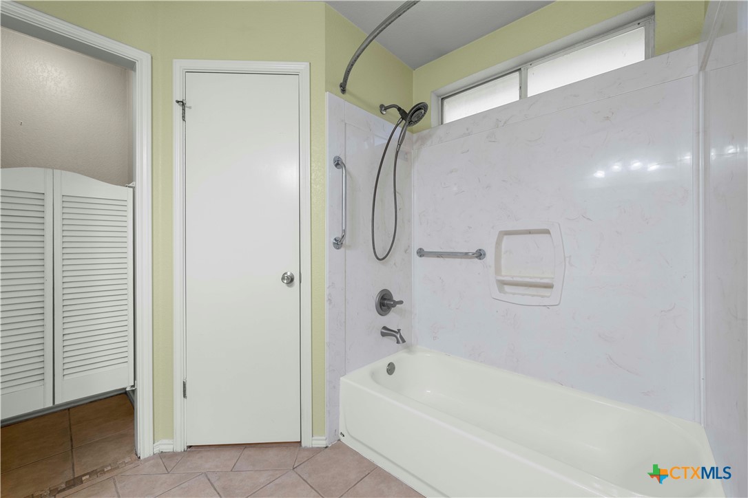 3624 Rainforest Lane Killeen, TX 76549 - Photo 18 of 27 a bathroom with a shower and a bath tub