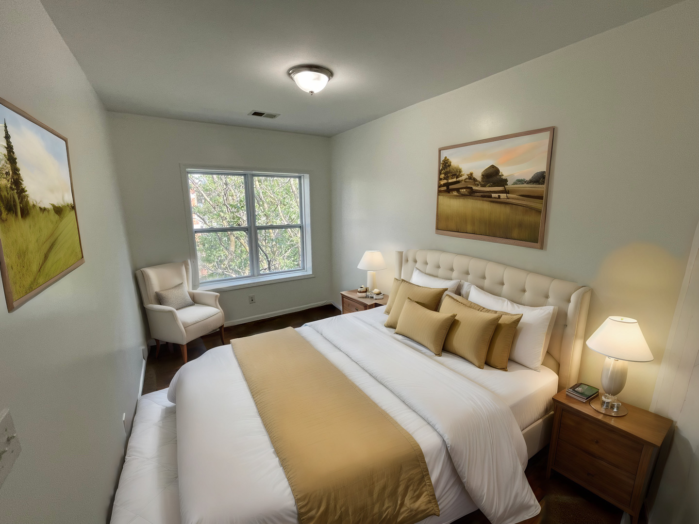 649 East Marquette Road, Unit 4 Chicago, IL 60637 - Photo 5 of 19 a bedroom with a bed and a lamp