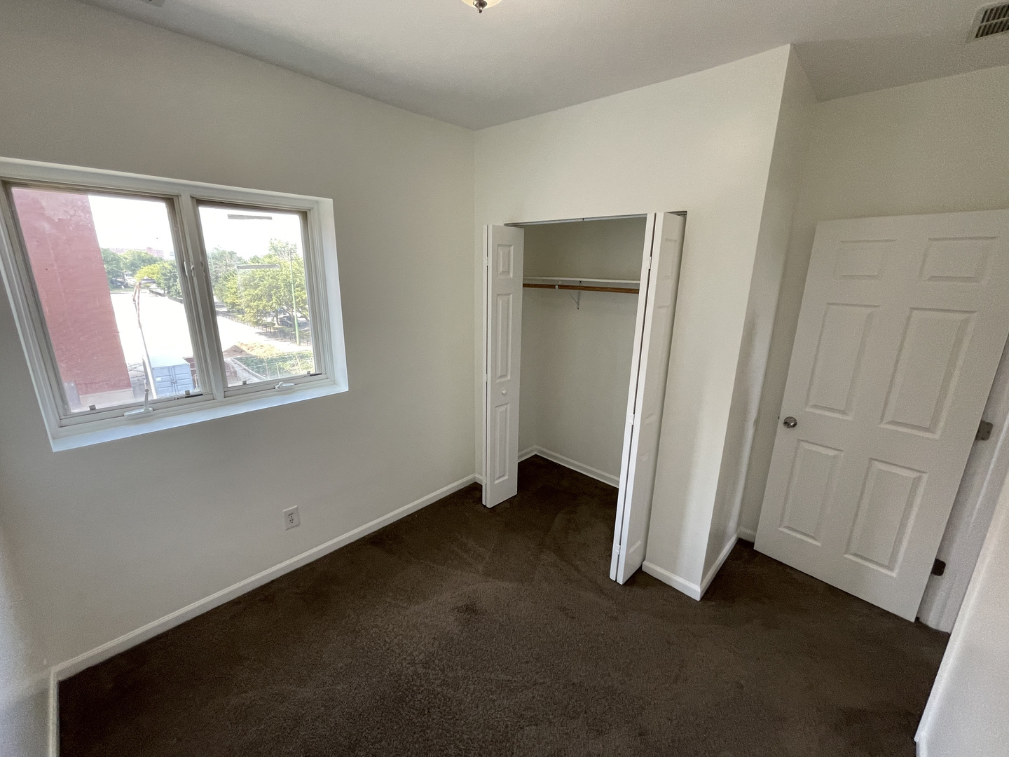 649 East Marquette Road, Unit 4 Chicago, IL 60637 - Photo 9 of 19 an empty room with windows and closet