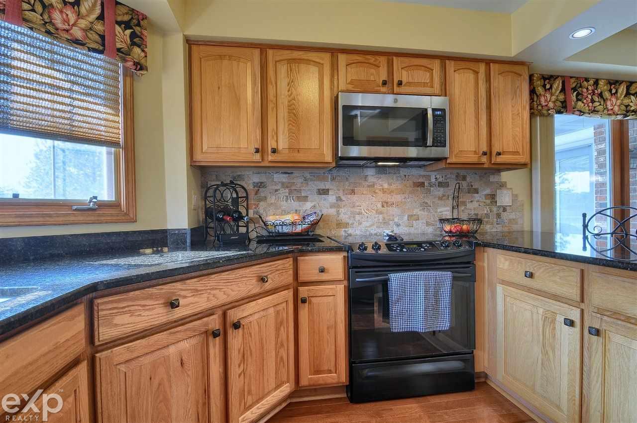 2057 Ridgefield Court Rochester Hills, MI 48306 - Photo 10 of 35
