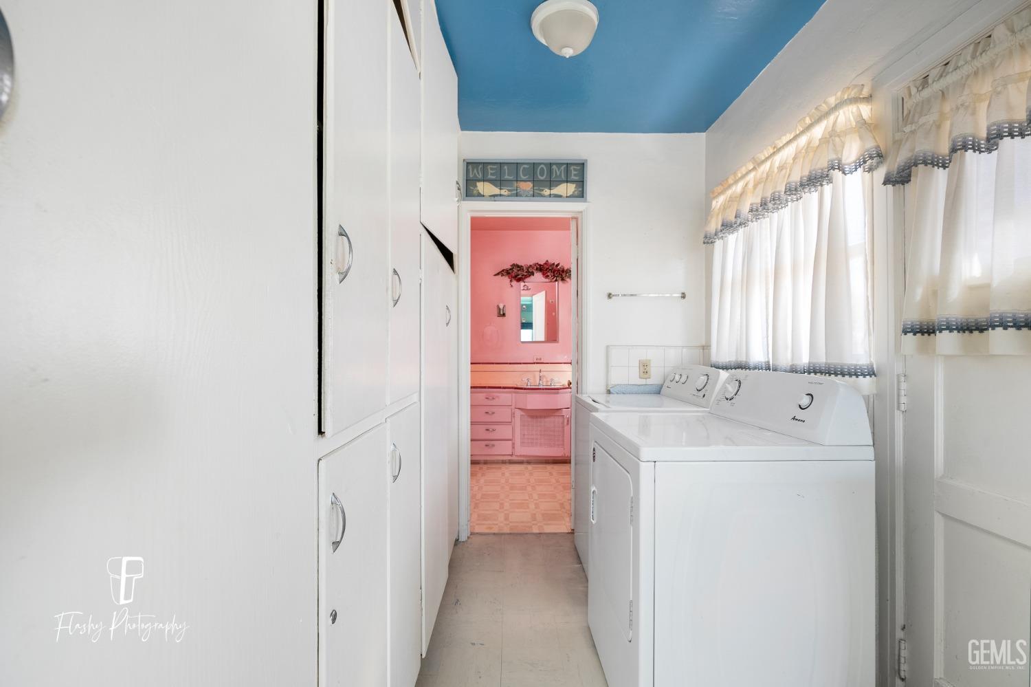 Undisclosed Address Bakersfield, CA 93304 - Photo 31 of 38 a bathroom with a bathtub sink vanity and mirror