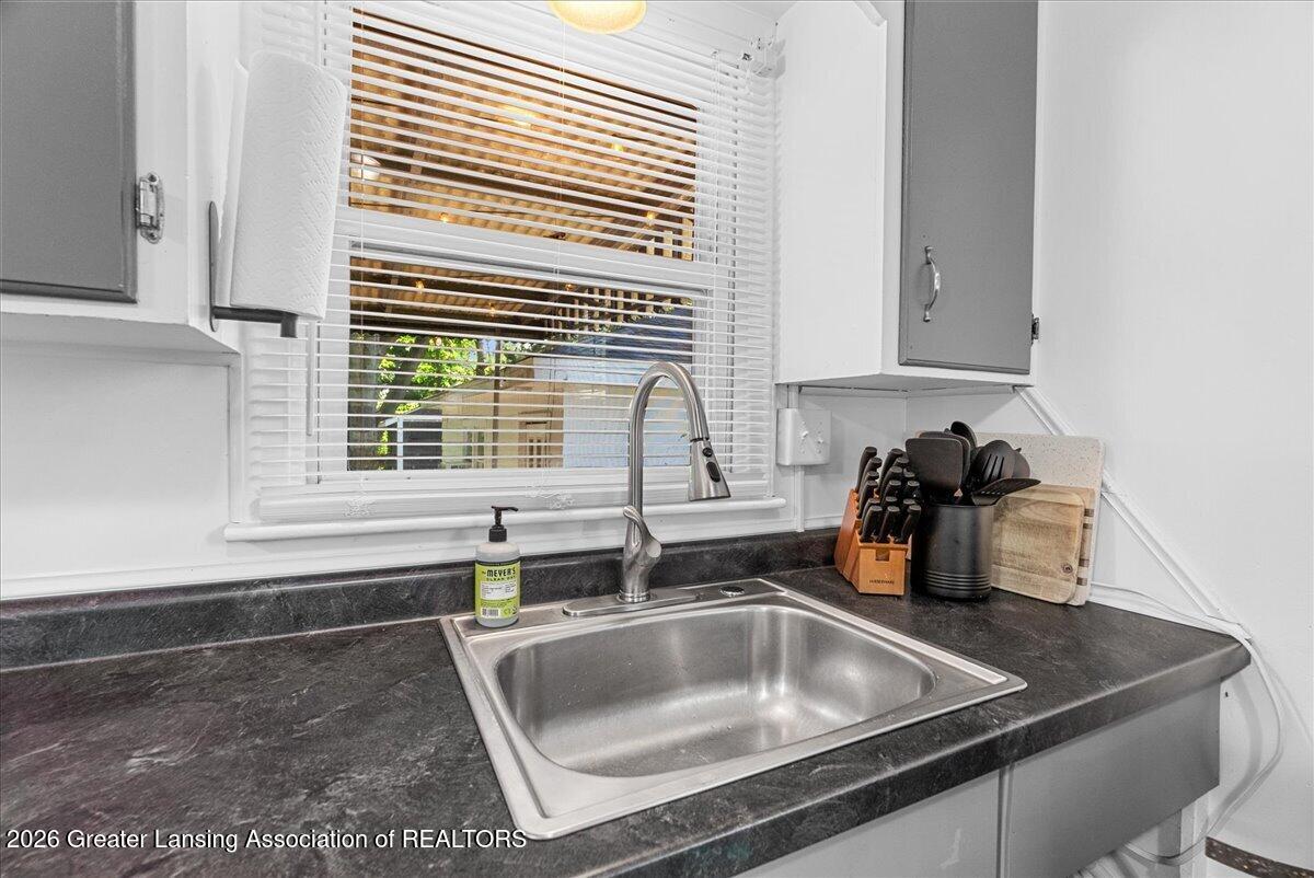 5937 Hughes Road Lansing, MI 48911 - Photo 14 of 36 15-Media Jett - 13