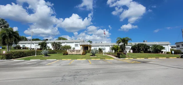 a view of a fountain in front of a building