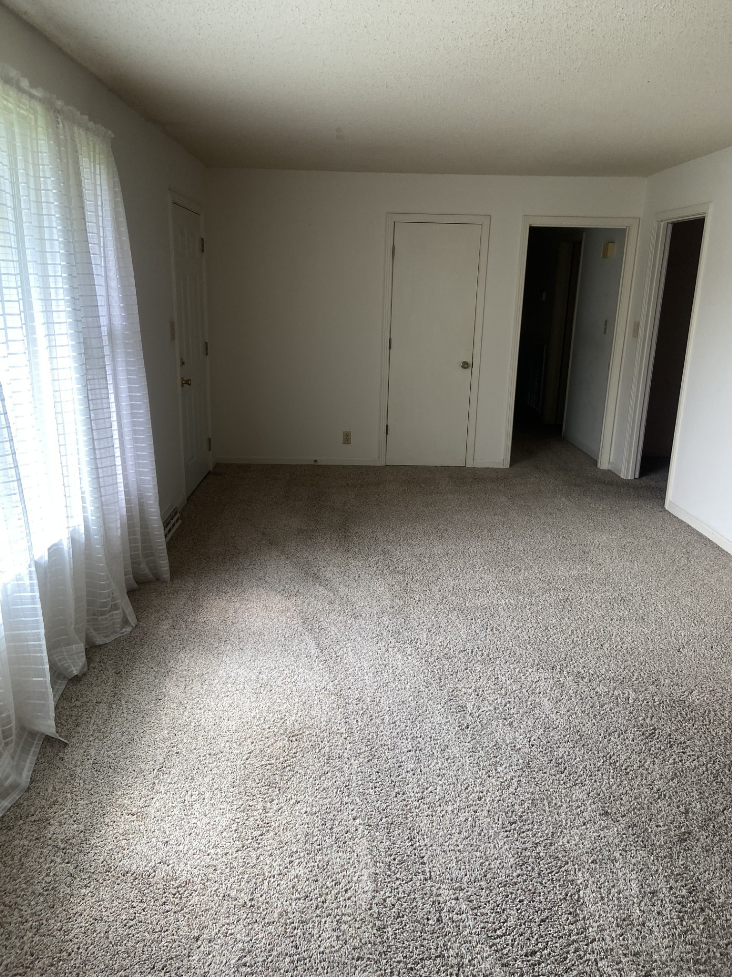 2169 Post Road Clarksville, TN 37043 - Photo 4 of 14 an empty room with windows