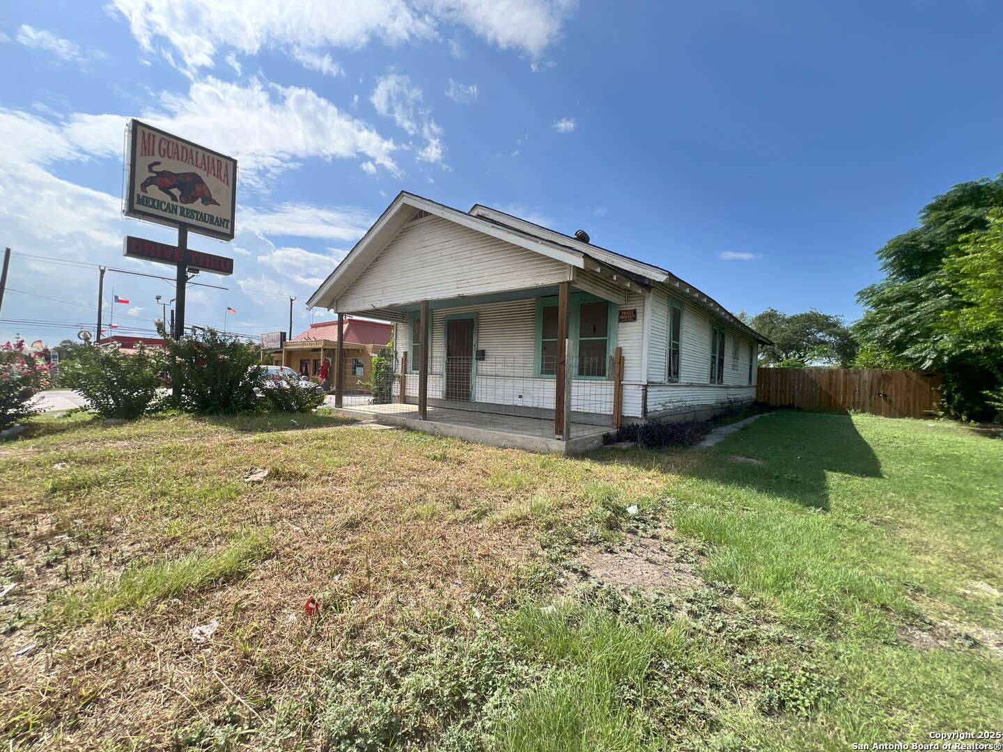 1143 Culebra Road San Antonio, TX 78201 - Photo 4 of 6 a front view of house with yard and green space