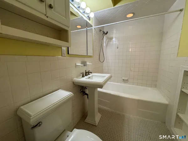 $1,850 | 887 Farmington Avenue, Unit 2K, West Hartford, CT 06119