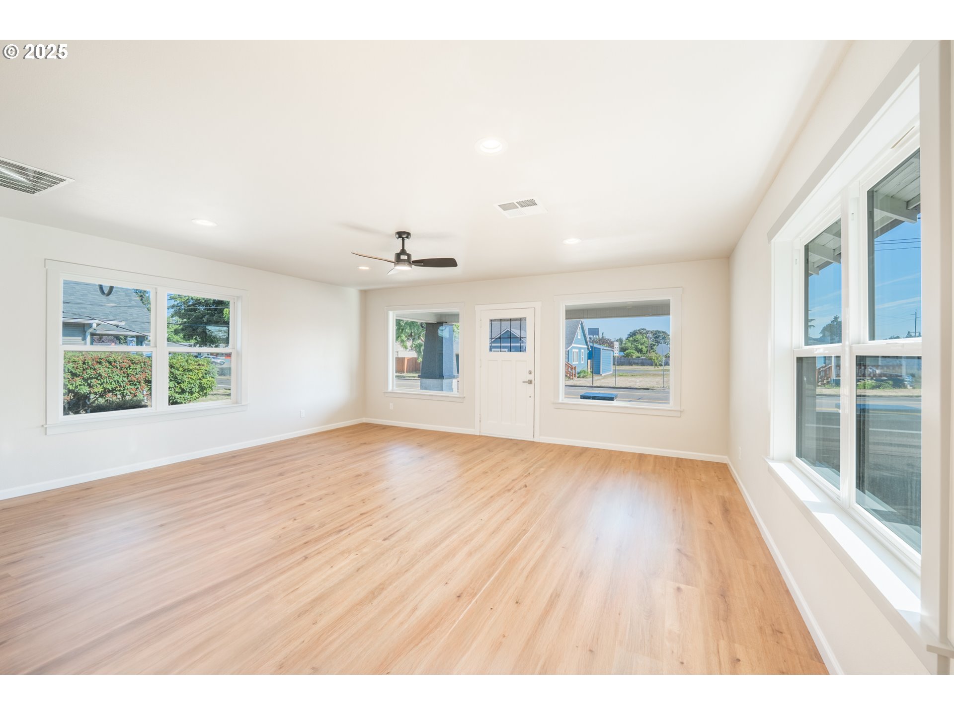 1078 Young Street Woodburn, OR 97071 - Photo 5 of 43