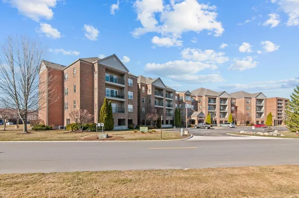 $276,599 | 2116 Country Club Drive, Unit 9, St. Clair Shores, MI 48082