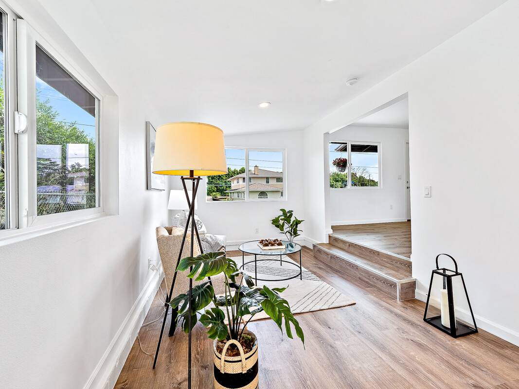 1907 Uhaloa Road Hilo, HI 96720 - Photo 6 of 23 a living room with furniture and a window
