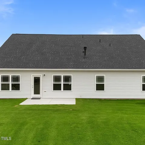 a view of a house with backyard