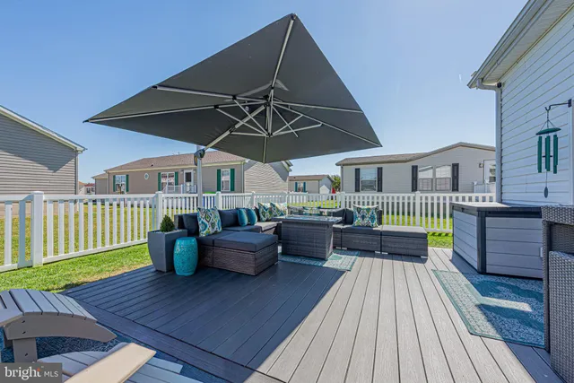 a view of a house with backyard and porch