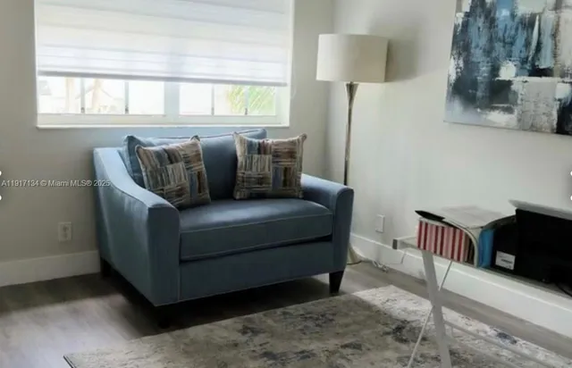 a view of entryway and livingroom with furniture