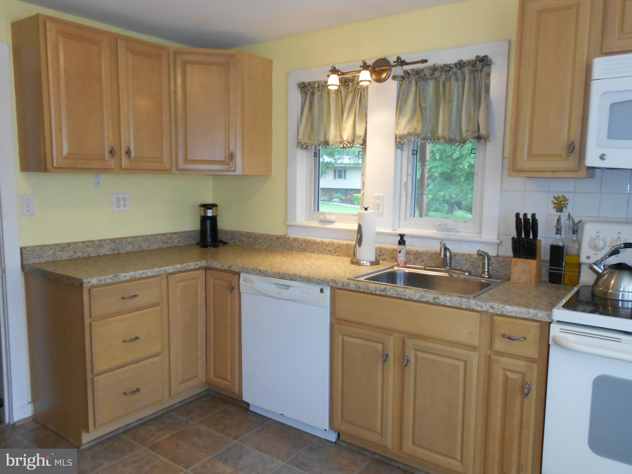 15304 Old Hanover Road Upperco, MD 21155 - Photo 12 of 36 Bright kitchen w/all the appliances
