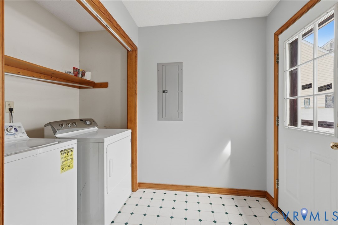 7208 Brandon Lane Prince George, VA 23875 - Photo 10 of 26 a utility room with dryer and washer