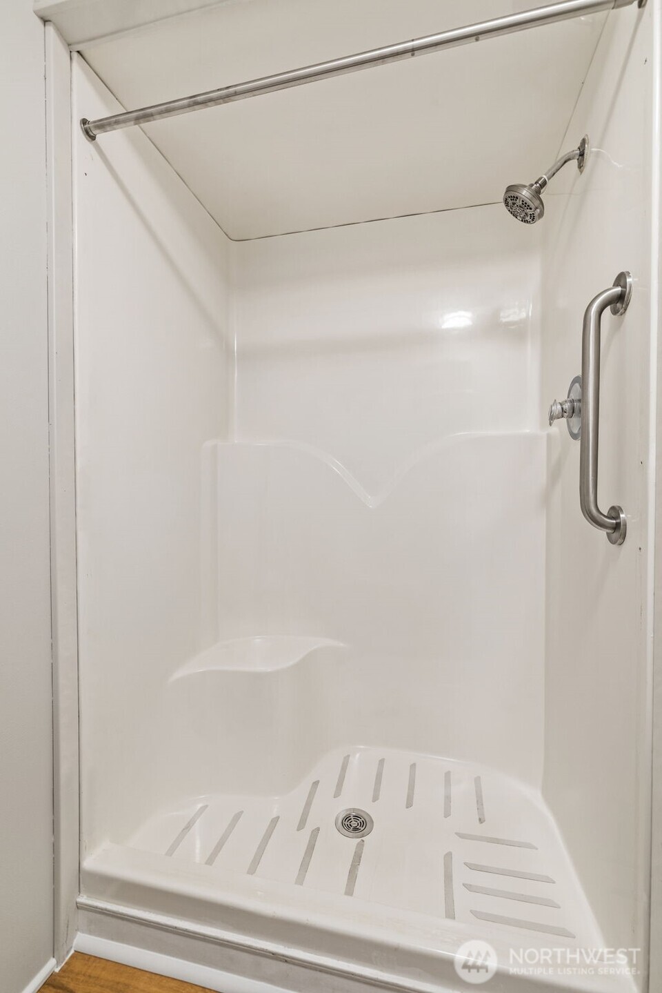 11330 East Riverside Drive, Unit 7 Bothell, WA 98011 - Photo 25 of 32 a bathroom with a bathtub