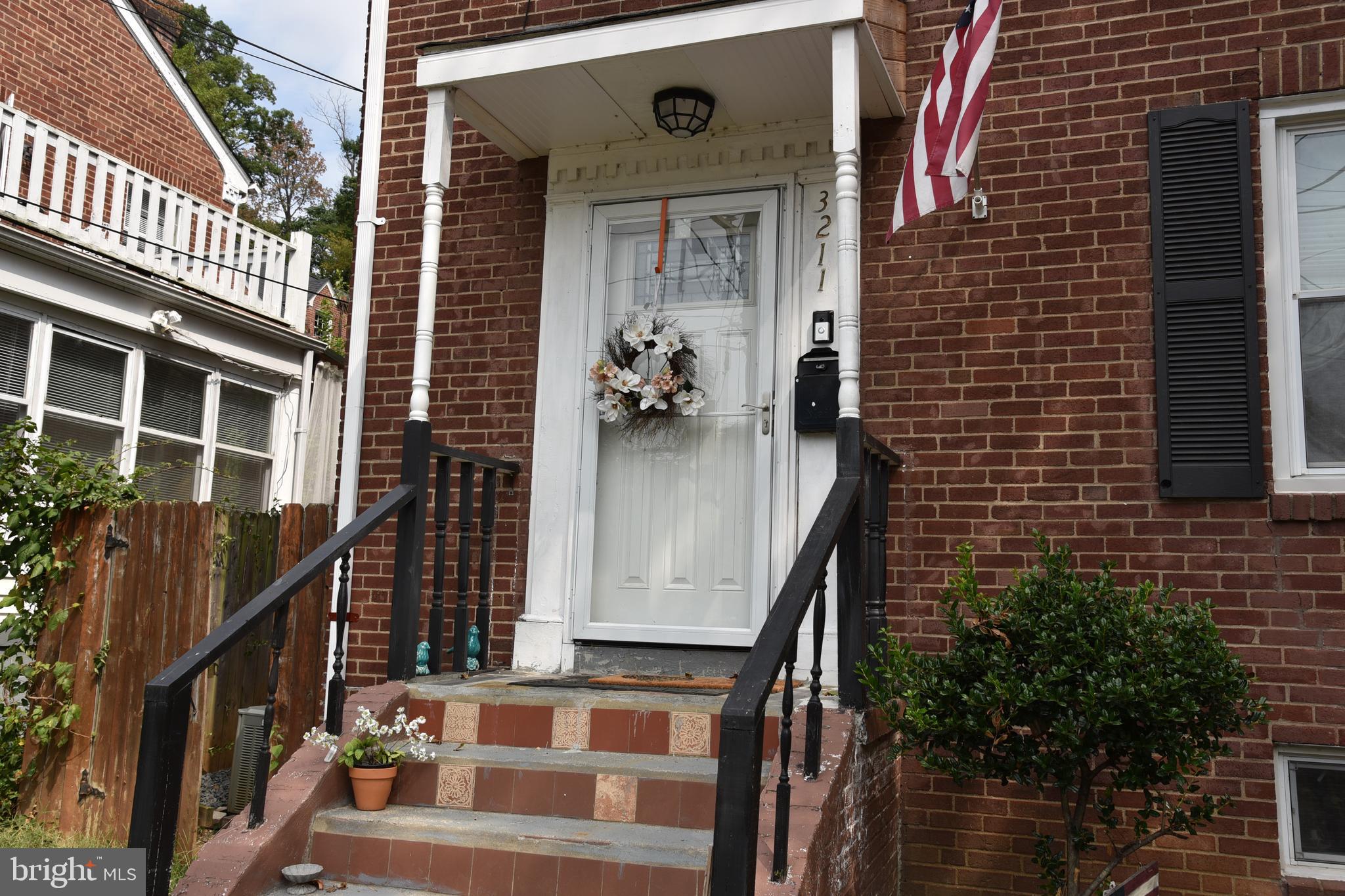 3211 South Glebe Road Arlington, VA 22202 - Photo 3 of 46 Brand new screen door