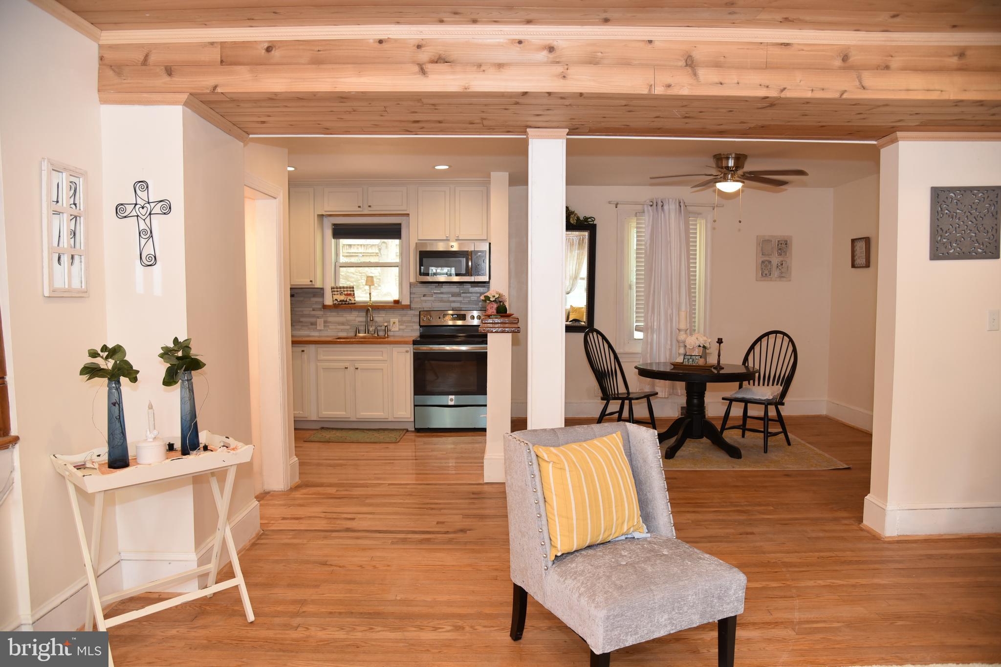 3211 South Glebe Road Arlington, VA 22202 - Photo 5 of 46 Hardwood floors