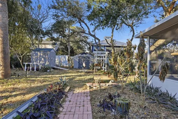 a view of a yard with a house