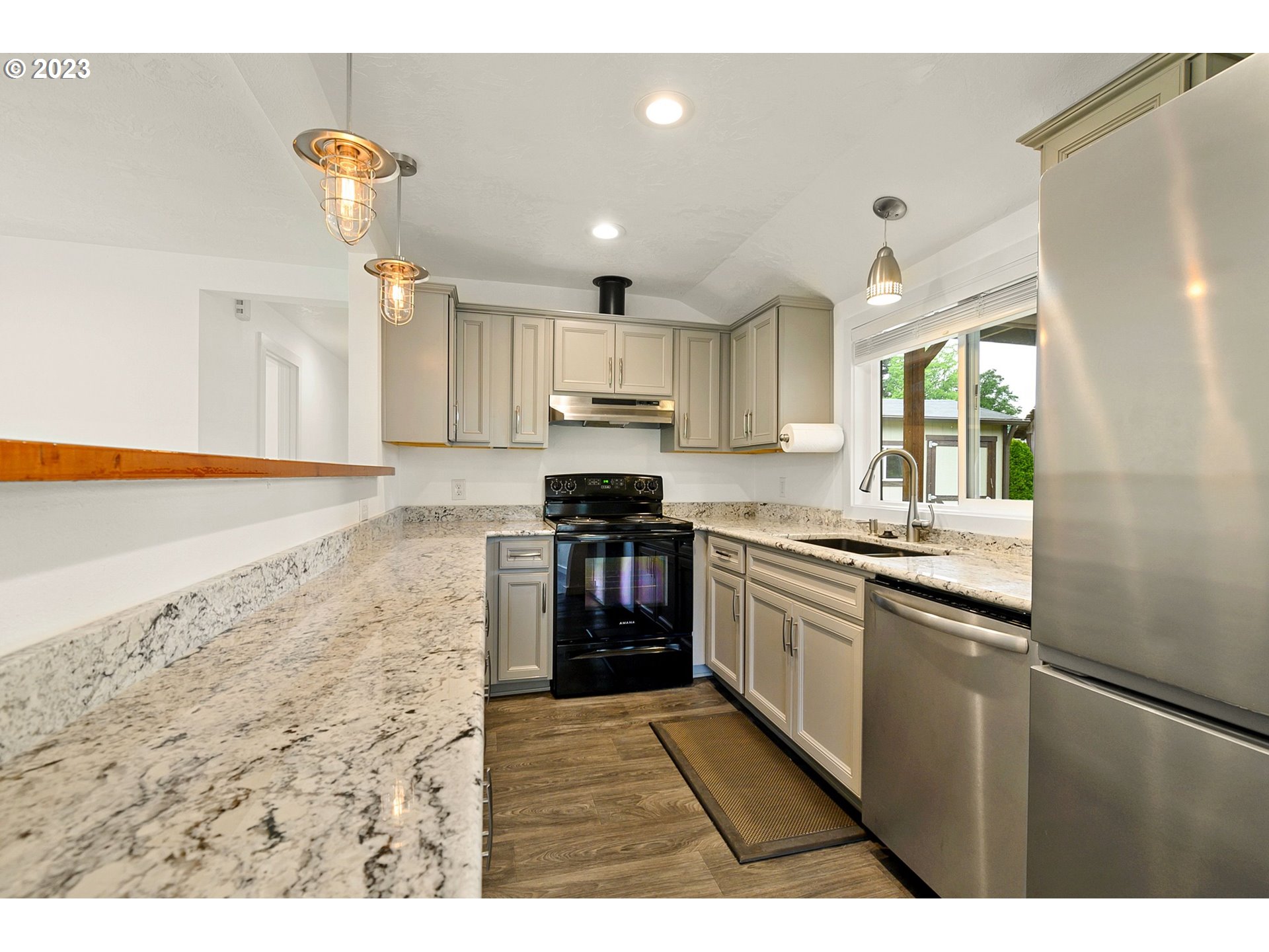 1035 Forest Lane Cascade Locks, OR 97014 - Photo 3 of 33 Gallery Image 3