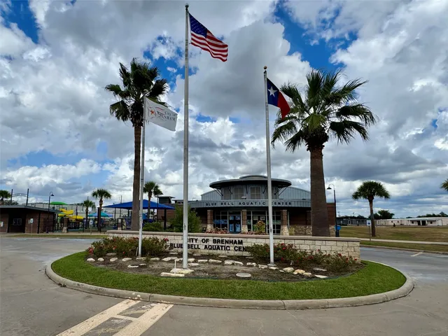 $439,800 | 501 Oak Crst Lane, Brenham, TX 77833