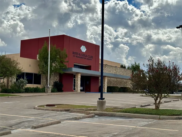 $439,800 | 501 Oak Crst Lane, Brenham, TX 77833