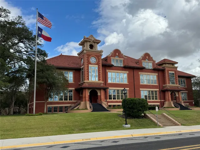 $439,800 | 501 Oak Crst Lane, Brenham, TX 77833