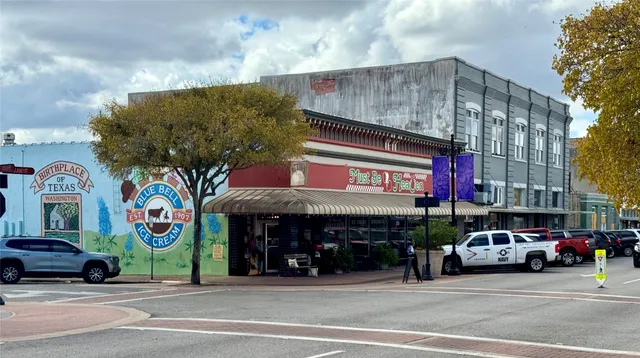 $439,800 | 501 Oak Crst Lane, Brenham, TX 77833