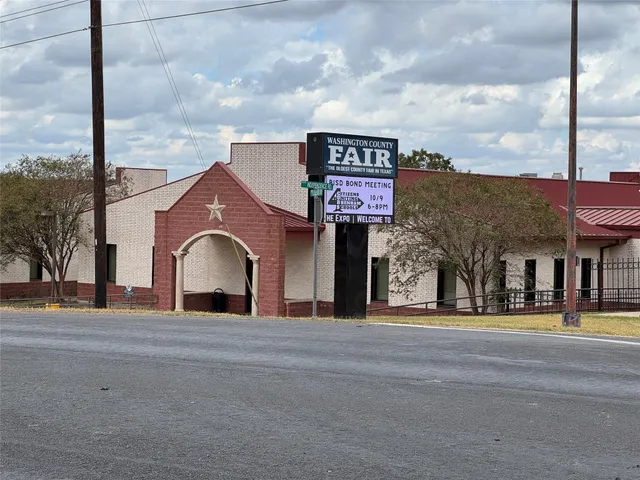 $439,800 | 501 Oak Crst Lane, Brenham, TX 77833