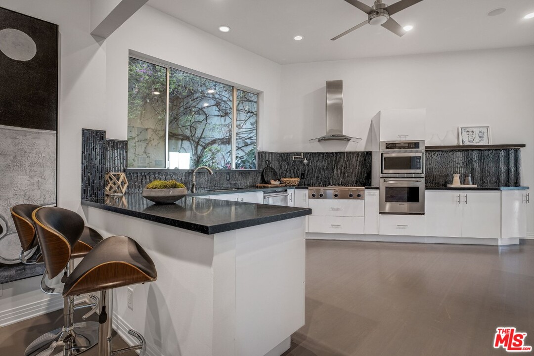 5675 Tryon Road Los Angeles, CA 90068 - Photo 11 of 24
