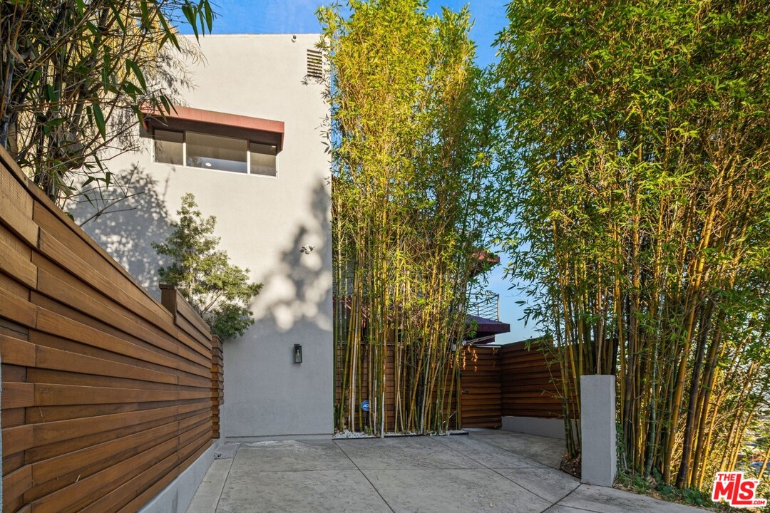 5675 Tryon Road Los Angeles, CA 90068 - Photo 3 of 24