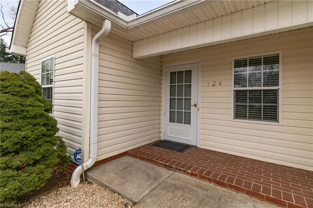 $219,900 | 124 Bethania Oaks Circle, Pfafftown, NC 27040